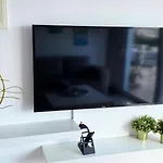 Amazing Sea View -3 Bed Ground Floor Garden * 凯里尼亚