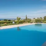 Amazing Sea View -3 Bed Ground Floor Garden 凯里尼亚