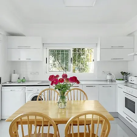 Amazing Sea View -3 Bed Ground Floor Garden شقة *