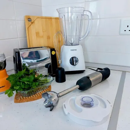 Amazing Sea View -3 Bed Ground Floor Garden Apartment *